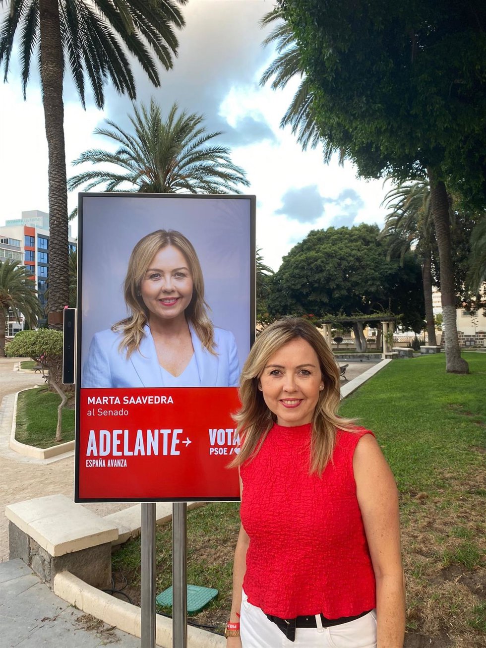 La aspirante socialista a senadora por Gran Canaria este 23 de julio Marta Saavedra, junto a uno de sus carteles electorales en la capital grancanaria