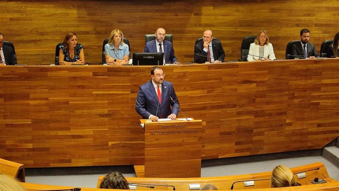 Adrián Barbón pronuncia su discurso de investidura.