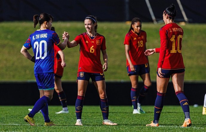 Aitana Bonmatí saluda a una rival tras el partido de entrenamiento con Vietnam