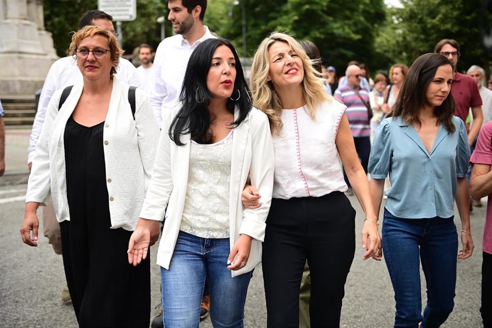 La candidata de Sumar por Navarra, Idoia Villanueva (2i); la líder de Sumar, Yolanda Díaz (3i) y la secretaria general de Podemos, Ione Belarra (4i), a su llegada a un acto público de Sumar, a 17 de julio de 2023, en Pamplona, Navarra (España). 