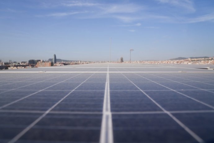 Archivo - Una instalación de placas fotovoltaicas en Barcelona. 