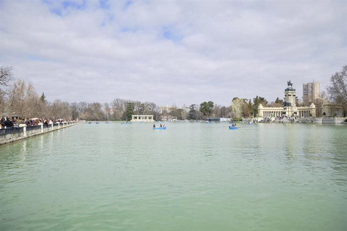 Archivo - El lago del parque de El Retiro 