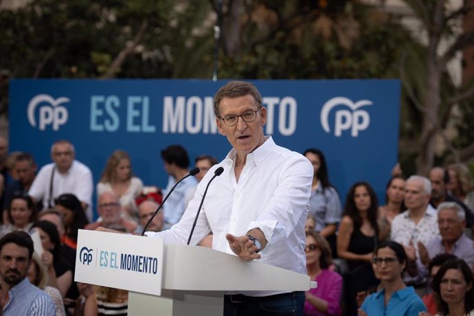 El candidato del PP para la Presidencia del Gobierno, Alberto Núñez Feijóo, durante un mitin para las elecciones del 23J en Turó Park, a 17 de julio de 2023, en Barcelona, Catalunya (España). Feijóo ha participado en un mitin de su partido de cara a las