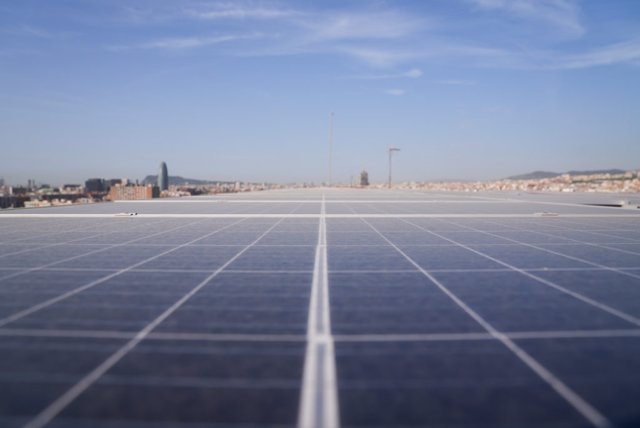 Archivo - Una instal·lació de plaques fotovoltaiques a Barcelona