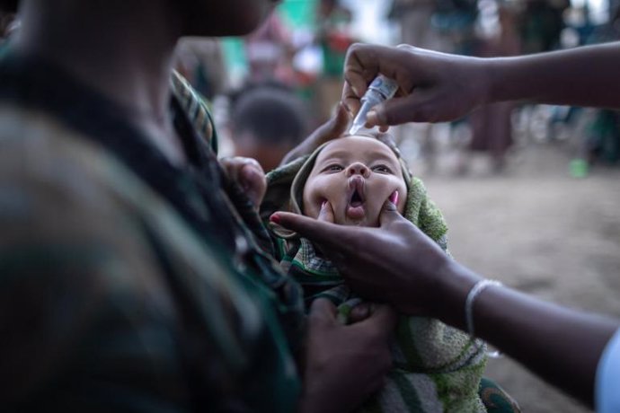 Archivo - Un bebé recibe una vacuna durante una campaña de inmunización en emplazamientos de desplazados internos y aldeas afectadas por el conflicto en la zona de Waghimra, en la región etíope de Amhara.