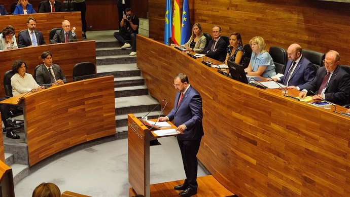 El presidente del Principado en funciones y candidato a la reelección, el socialista Adrián Barbón, en el pleno de elección del presidente.