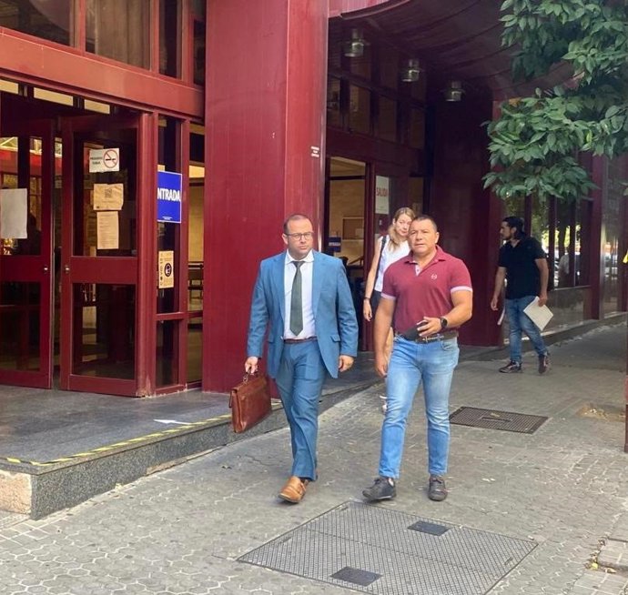 El abogado Germán Grima con el responsable del negocio hostelero Jesús Noguera.