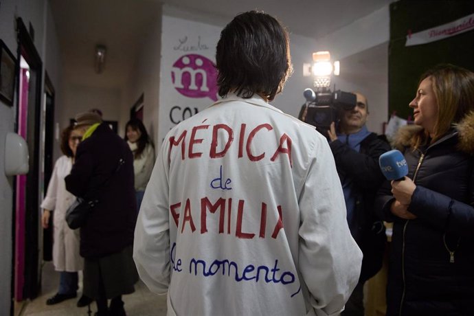 Archivo - Un médico de familia viste con una bata en la Asociación de Vecinos de Manoteras, a 10 de febrero de 2023, en Madrid (España).