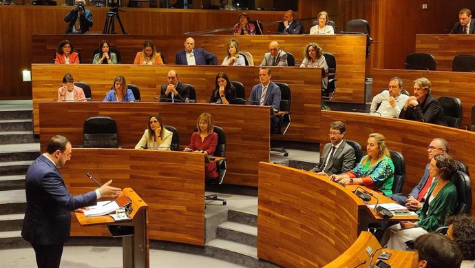 Adrián Barbón durante su discurso de investidura.