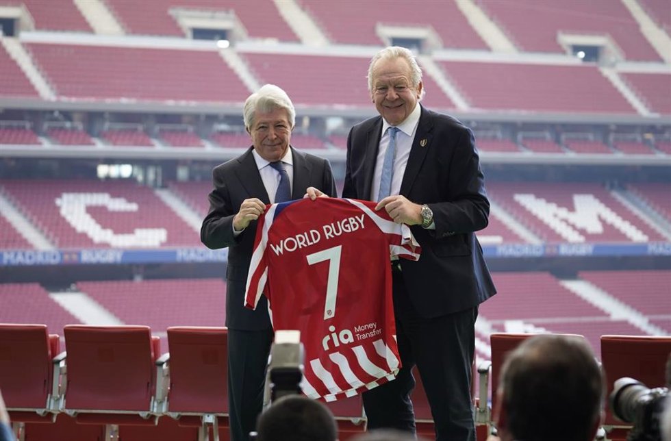 Los presidente del Atlético de Madrid, Enrique-Cerezo, y el de World Rugby, Bill-Beaumont.