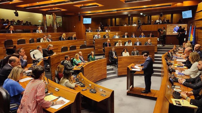 El presidente del Principado en funciones y candidato a la reelección, el socialista Adrián Barbón, durante su intervención en el debate de elección del presidente.