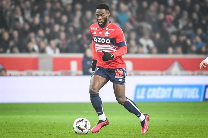 Archivo - El jugador marfileño Jonathan Bamba jugando un partido con el Lille.