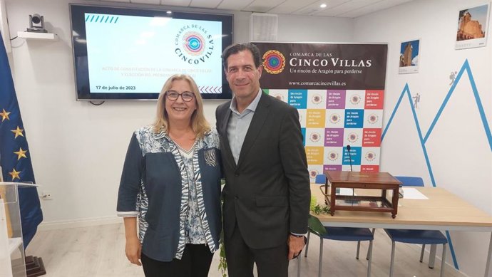 El candidato de VOX Pedro Fernández con la consejera municipal de Ejea de los Caballeros, Virginia Gallizo.