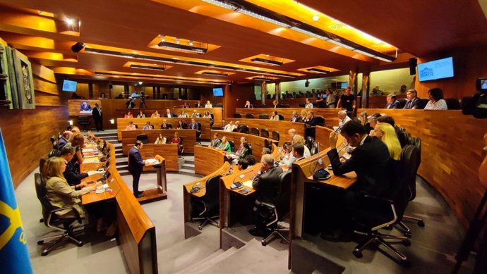 Adrián Barbón durante su discurso de investidura.