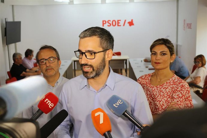 El cabeza de lista del PSOE al Congreso de los Diputados, Francisco Lucas, atiende a los medios tras la reunión