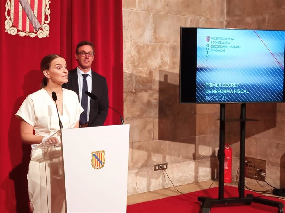 La presidenta del Govern, Marga Prohens, y el portavoz del Ejecutivo, Antoni Costa.