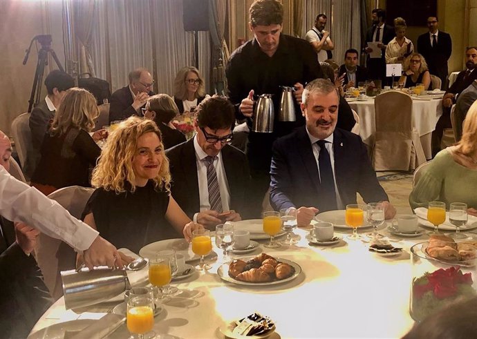 La candidata Meritxell Batet junto al alcalde de Barcelona, Jaume Collboni, y el líder del PSC Salvador Illa.