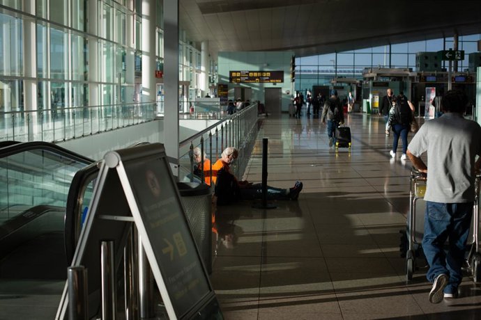 Archivo - Varios pasajeros con maletas en el Aeropuerto de Barcelona - El Prat