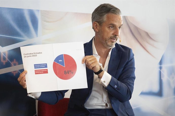 El vicesecretario de Economía del PP, Juan Bravo (c), durante su participación en un encuentro económico de Europa Press Andalucía. A 18 de julio del 2023 en Sevilla (Andalucía, España). el vicesecretario de Economía del PP, Juan Bravo, participa en un 