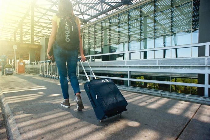 Imagen de una turista en un aeropuerto. 