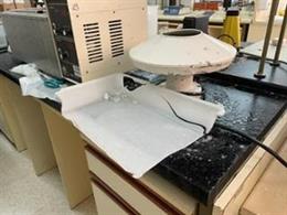 Explosión de un recipiente de vidrio por causas desconocidas en el laboratorio de Ingeniería Química de la Universitat de les Illes Balears (UIB).