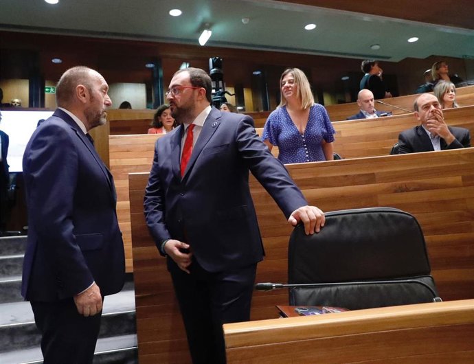 Adrián Barbón después del discurso de investidura.