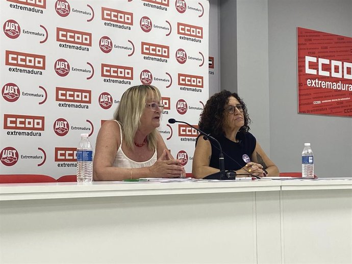 Las secretarias generales de CCOO y UGT Extremadura, Encarna Chacón y Patrocinio Sánchez, respectivamente