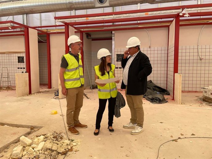 Un Momento De La Visita Del Concejal De Fomento, Juan Manuel Manso, A Las Obras Del Mercado Provisional De La Plaza De España