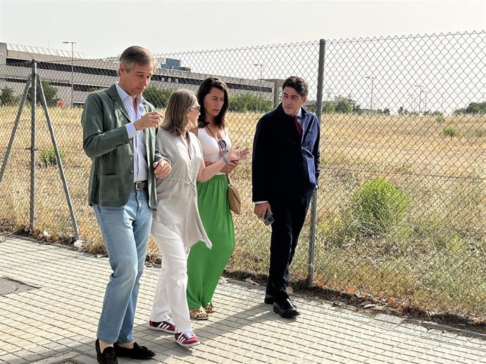 La candidata del PP por Madrid al Congreso de los Diputados, Marta Rivera, visita Alcorcón.