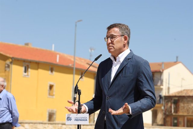Archivo - El líder del Partido Popular, Alberto Núñez Feijóo, comparece tras la sesión de constitución del Ayuntamiento de Celadas, a 17 de junio de 2023, en Celadas, Teruel, Aragón (España). Feijóo participa en el acto para visualizar el interés del PP p