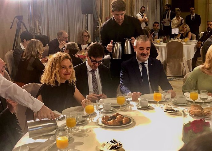 La candidata Meritxell Batet al costat de l'alcalde de Barcelona, Jaume Collboni, i el líder del PSC, Salvador Illa