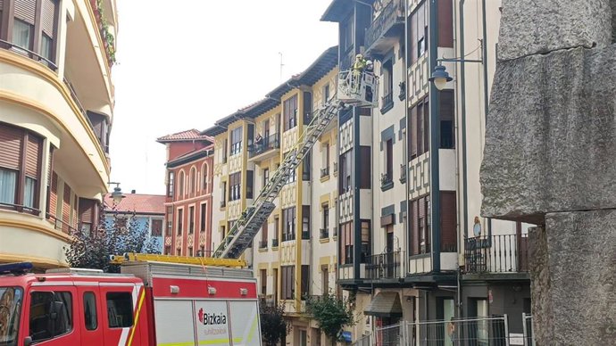 Los bomberos actuando en el inmueble incendiado en Barakaldo.