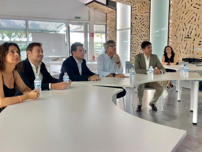 El cabeza de lista al Congreso de los Diputados, Luis Alberto Marín, visita SOLTEC Energías Renovables