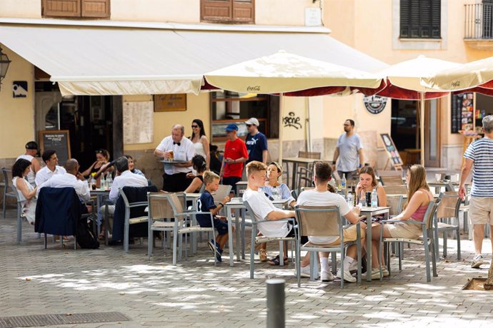 Varias personas en la terraza de un bar, a 11 de julio de 2023, en Palma de Mallorca, Mallorca, Baleares (España).
