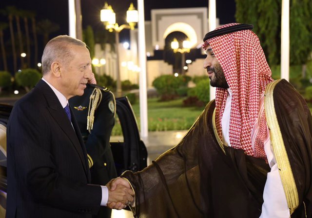 El príncipe heredero de Arabia Saudí, Mohamed bin Salmán (d), recibe en Yedá al presidente de Turquía, Recep Tayyip Erdogan (i)