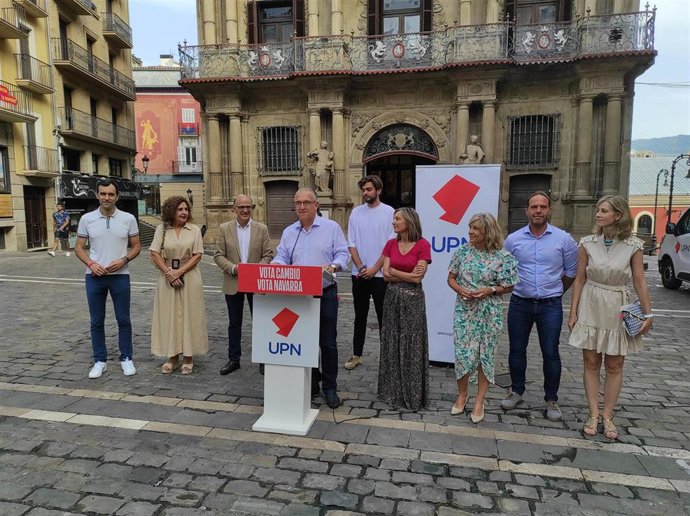 Alberto Catalán y Enrique Maya, candidatos de UPN al Congreso, junto con la alcaldesa de Pamplona, Cristina Ibarrola, ne un acto electoral en la plaza Consistorial.
