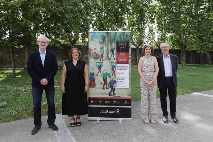 De izda. A dcha., Carlos Laliena, coordinador de la Semana, Marta Ruiz de Alda, alcaldesa de Estella-Lizarra, Rebeca Esnaola, consejera de Cultura y Deporte, y Joaquim Llansó, director del Servicio de Archivos.