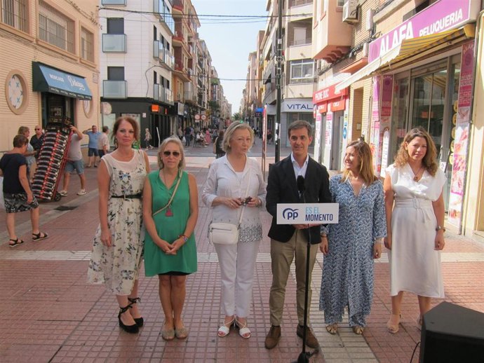 Candidatos del PP al Congreso y al Senado antes de visitar el Mercado Delicias de Zaragoza.
