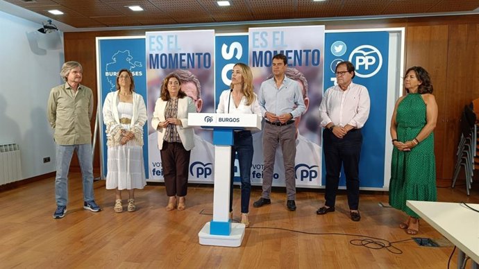Álvarez De Toledo Con Candidatos Por Burgos Durante La Rueda De Prensa.