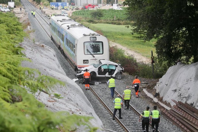 Vista del choque del tren a un coche en un paso a nivel, a 12 de julio de 2023, en Lugo, Galicia (España). 