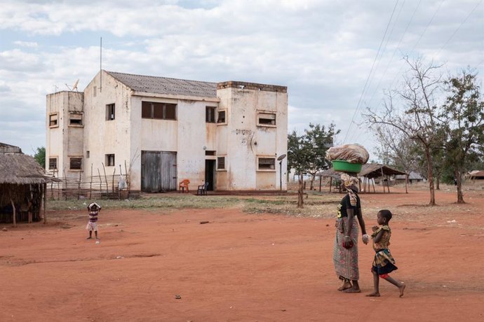 Archivo - Varias personas en la provincia de Cabo Delgado, en el norte de Mozambique