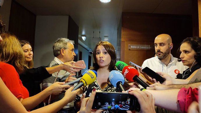 Adriana Lastra atiende a los medios de comunicación.