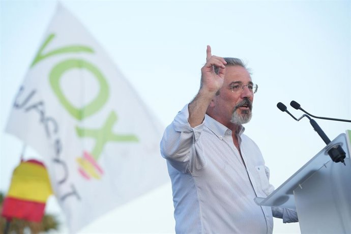 El candidato de Vox al Congreso, Carlos Flores, interviene durante un acto público