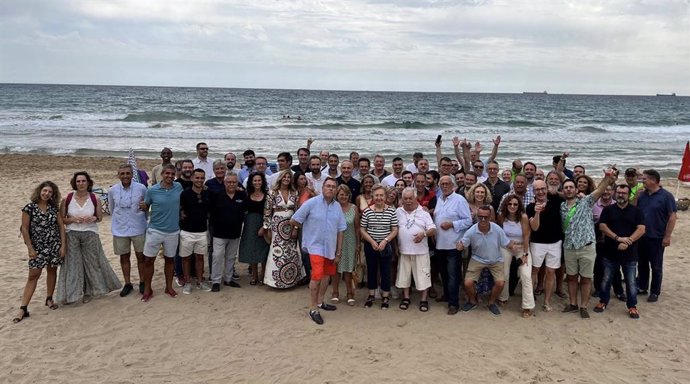 La presidenta de la Cámara de Tarragona, Laura Roigé; su tesorero, Ramon Marsal, i su director de Internacional,  Roberto Barros, con los exportadores