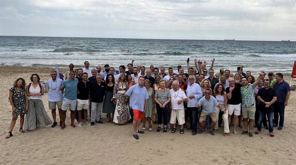 La presidenta de la Cámara de Tarragona, Laura Roigé; su tesorero, Ramon Marsal, i su director de Internacional, Roberto Barros, con los exportadores