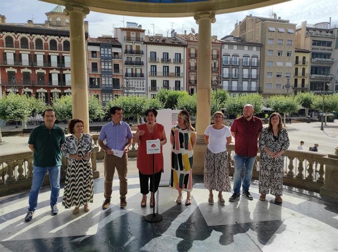 La cabeza de lista de Geroa Bai al Congreso, María Solana, en un acto con otros miembros de la coalición en Pamplona.