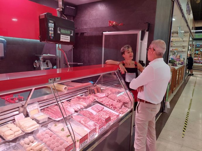 El concejal Santiago Ballester ha visitado esta mañana el mercado de Algirós