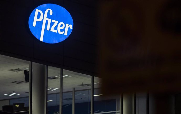 Archivo - 21 December 2020, Belgium, Puurs: Pfizer logo is seen on the window at the Pfizer production plant, where the coronavirus (Covid-19) vaccine of Pfizer-BioNTech is produced. Photo: Kristof Van Accom/BELGA/dpa