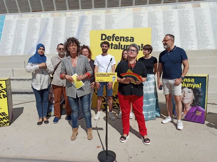 La número 2 de ERC al Congreso por Barcelona, Teresa Jord, con la número seis, María Dantas, y otros miembros de ERC en rueda de prensa ante el Parapeto de los Ejecutados, en el Parque del Camp de la Bota de Barcelona.