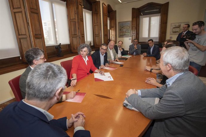 Imagen adjunta facilitada por la Universidad de Murcia, en la que aparece Beatriz Miguel durante el acto de firma